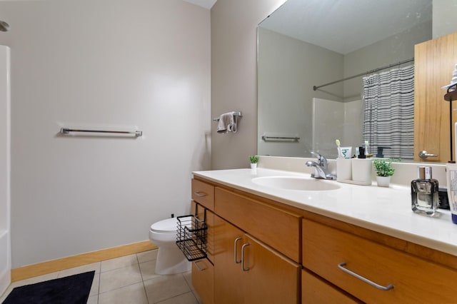 full bath with tile patterned flooring, toilet, a shower with shower curtain, vanity, and baseboards