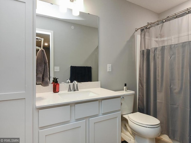 full bath with toilet, curtained shower, and vanity