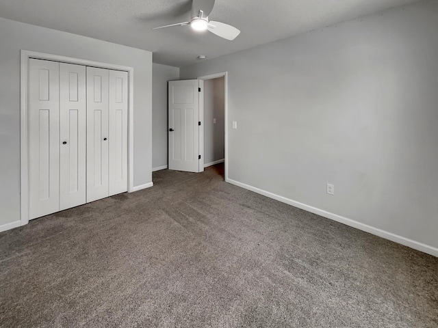 unfurnished bedroom with ceiling fan, a textured ceiling, carpet floors, baseboards, and a closet