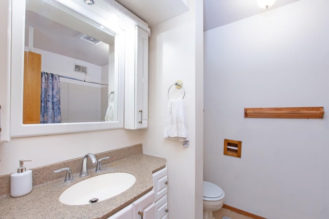 bathroom with visible vents, baseboards, toilet, a shower with curtain, and vanity