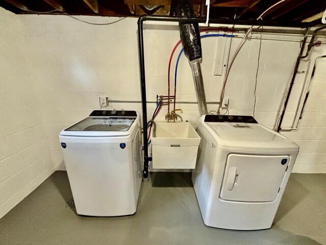 laundry room featuring laundry area, washer and clothes dryer, and a sink