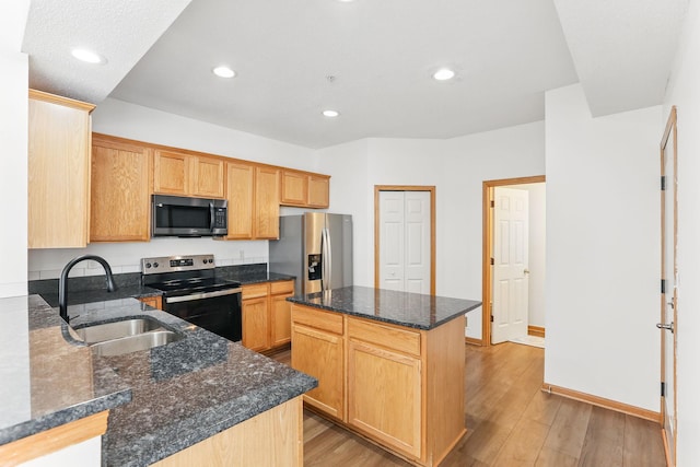 kitchen featuring a center island, stainless steel appliances, recessed lighting, light wood-style flooring, and a sink