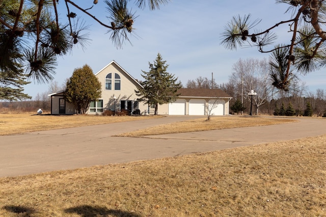 view of front of property with driveway and a front yard
