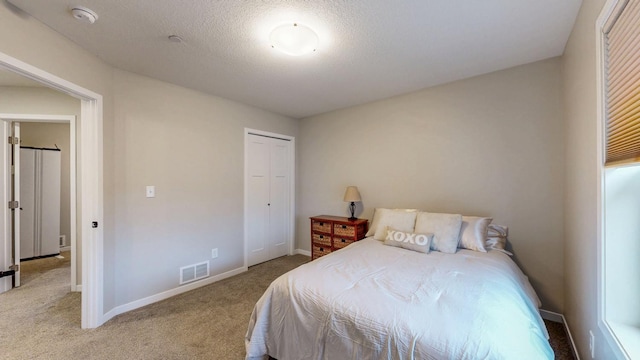 bedroom with a closet, baseboards, visible vents, and carpet floors