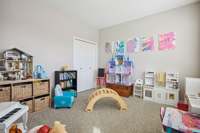 game room featuring carpet