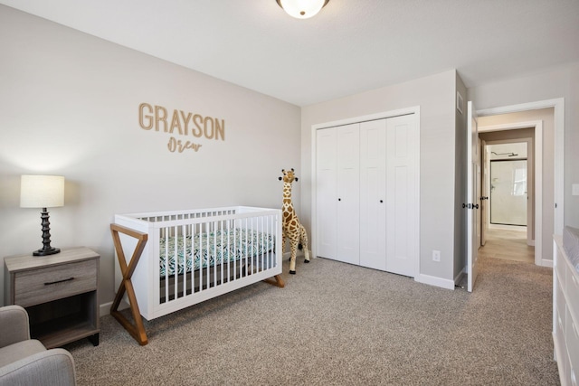 bedroom featuring carpet floors, baseboards, and a closet