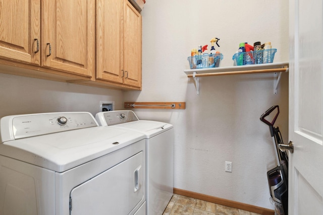 laundry room featuring cabinet space, baseboards, and washing machine and dryer