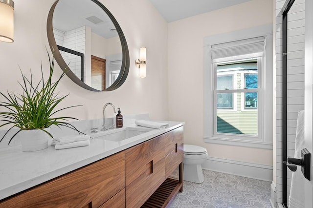 full bath with baseboards, visible vents, toilet, a shower with shower door, and vanity