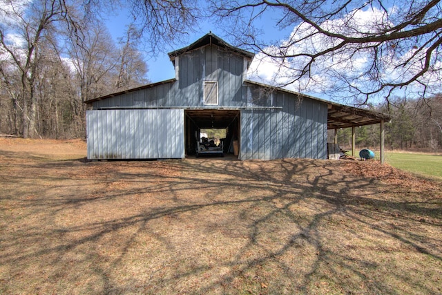 view of barn with a yard