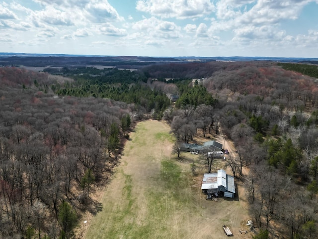 birds eye view of property featuring a forest view