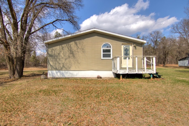 view of front of property with a front lawn