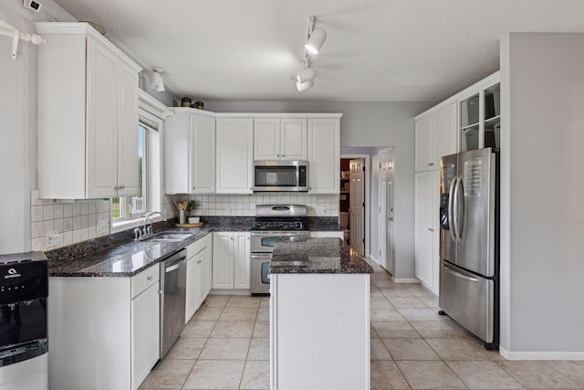 3679 Commonwealth Rd, Woodbury, MN 55125 - kitchen featuring appliances with stainless steel finishes, a sink, a center island, backsplash, and a textured ceiling
