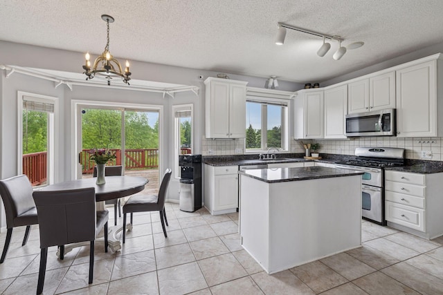 3679 Commonwealth Rd, Woodbury, MN 55125 - kitchen with stainless steel appliances, decorative backsplash, plenty of natural light, and a textured ceiling