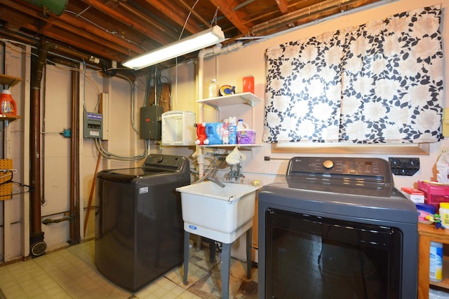 laundry room with laundry area, independent washer and dryer, a sink, and electric panel