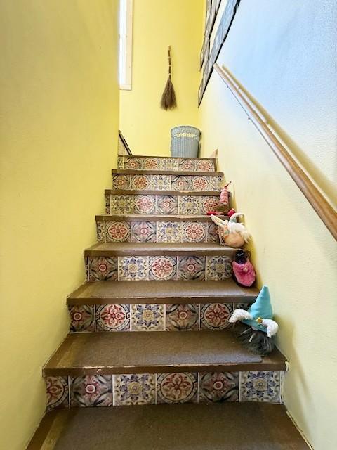 stairway featuring carpet floors