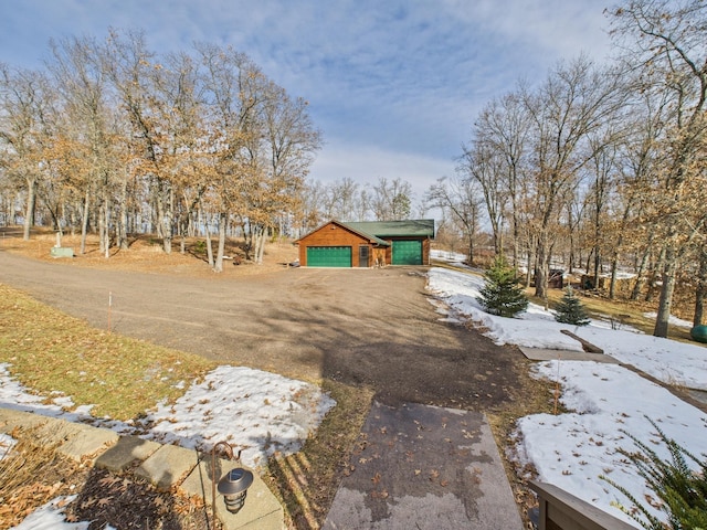 view of front of property featuring driveway