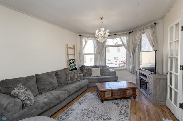 living room featuring a wealth of natural light, wood finished floors, and crown molding