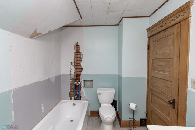 full bath featuring toilet, a bathtub, and crown molding