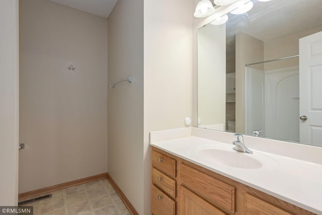 full bathroom featuring visible vents, vanity, and baseboards