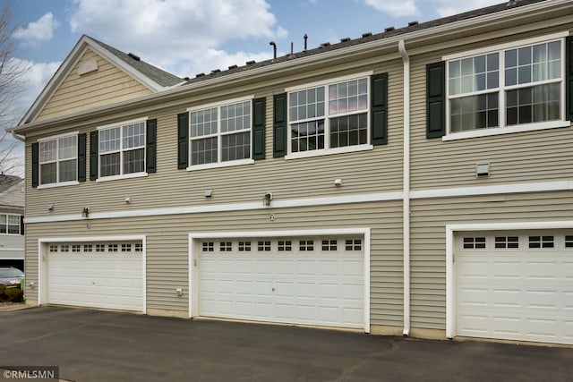 view of front of property featuring a garage and driveway