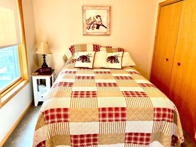 bedroom featuring carpet floors, baseboards, and a closet