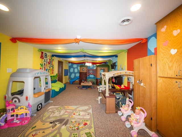 playroom featuring visible vents and carpet flooring