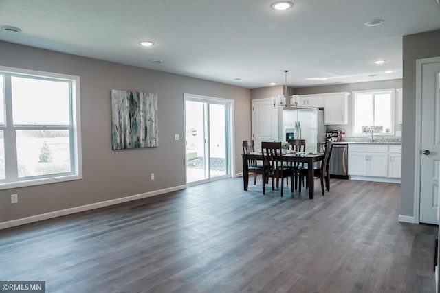 dining space featuring dark wood-style floors, recessed lighting, and baseboards