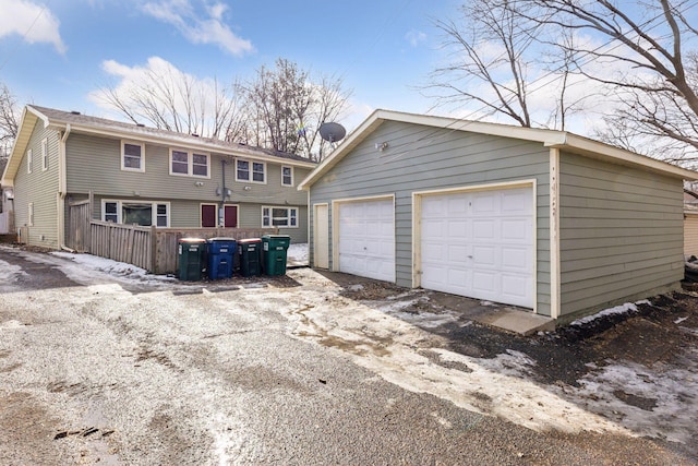 view of front of home with a detached garage and an outdoor structure