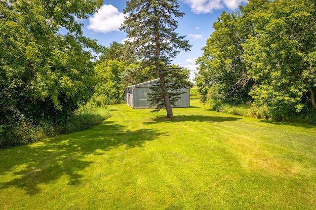 view of yard featuring an outbuilding