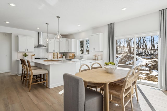 dining area featuring light wood-style floors, recessed lighting, visible vents, and baseboards