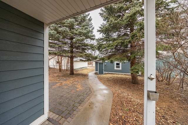 view of yard featuring an outbuilding