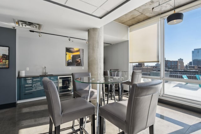 dining space featuring expansive windows, wine cooler, a view of city, and indoor wet bar