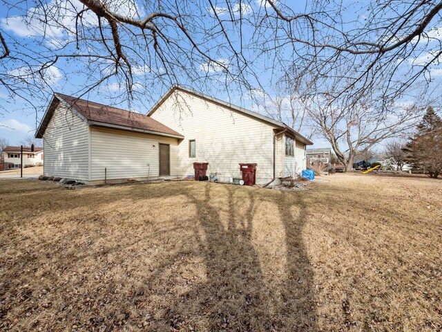 back of house featuring a lawn