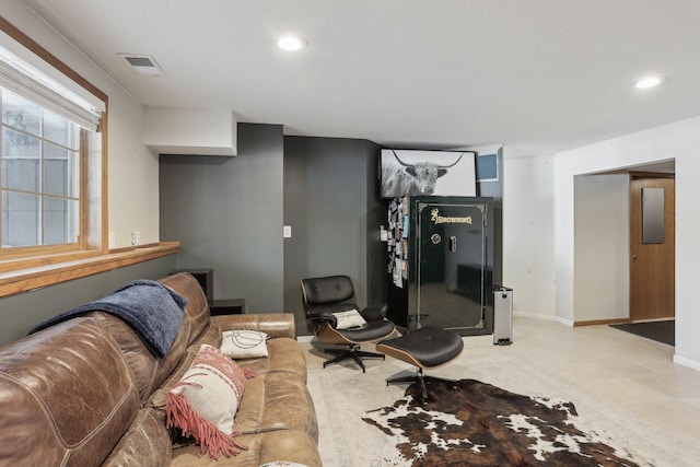 living area with visible vents, recessed lighting, and baseboards