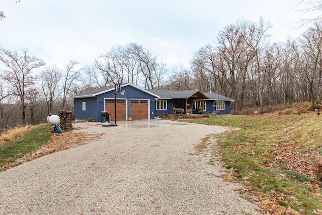 view of front facade featuring gravel driveway and a garage