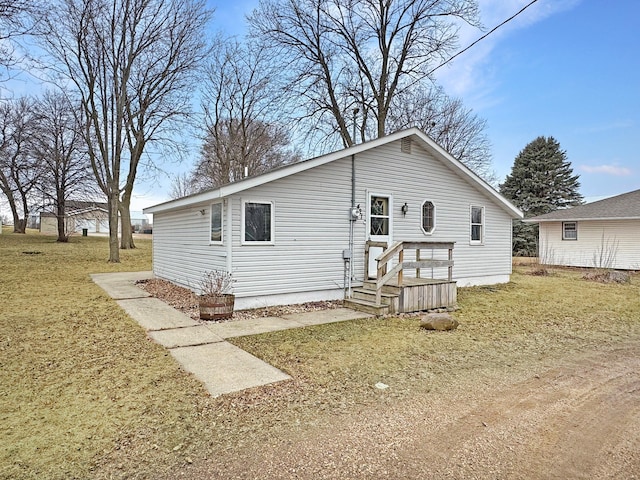 view of front of home featuring a front yard