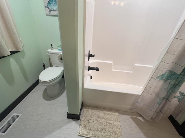 bathroom with visible vents, baseboards, toilet, and shower / tub combo