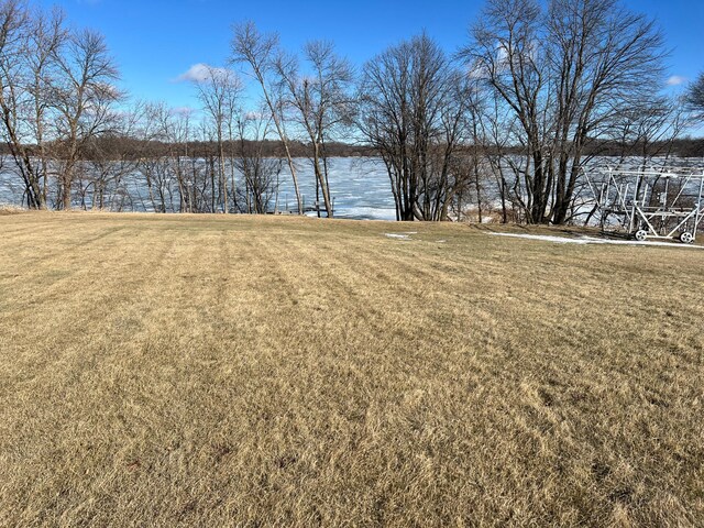 view of yard featuring a water view