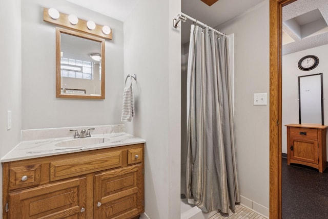 full bath featuring vanity, a shower with shower curtain, and baseboards