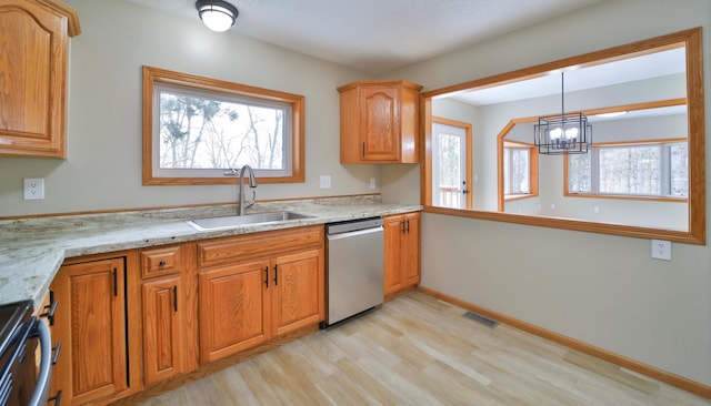 kitchen with visible vents, a sink, stove, stainless steel dishwasher, and light wood-type flooring