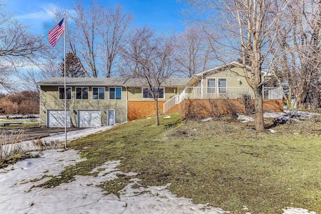 view of front of home featuring aphalt driveway, a lawn, and a garage