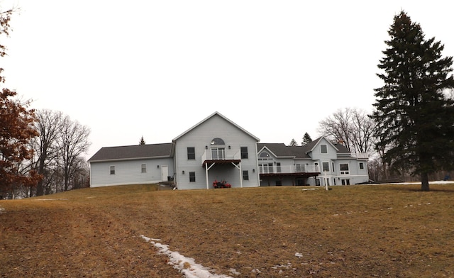 back of house featuring a yard