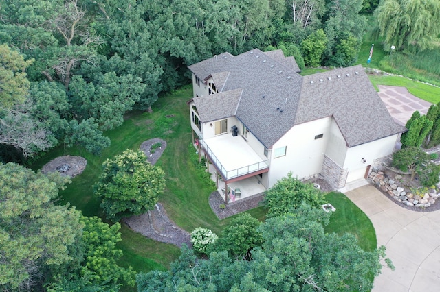 bird's eye view featuring a wooded view