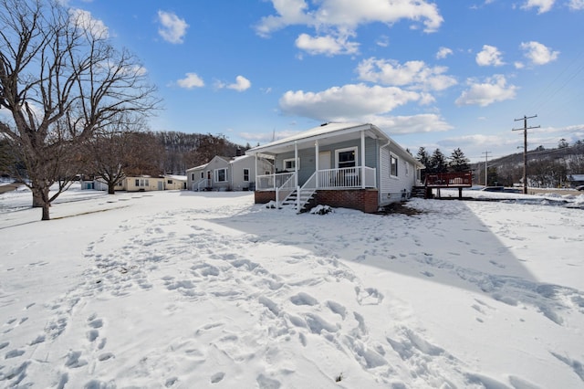 view of front of property featuring covered porch