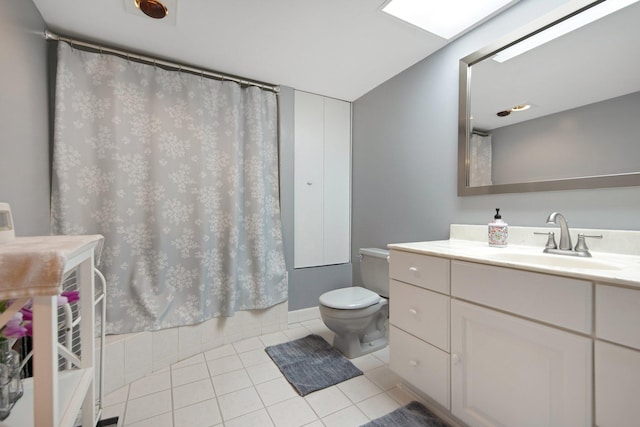 full bath featuring tile patterned flooring, curtained shower, toilet, and vanity