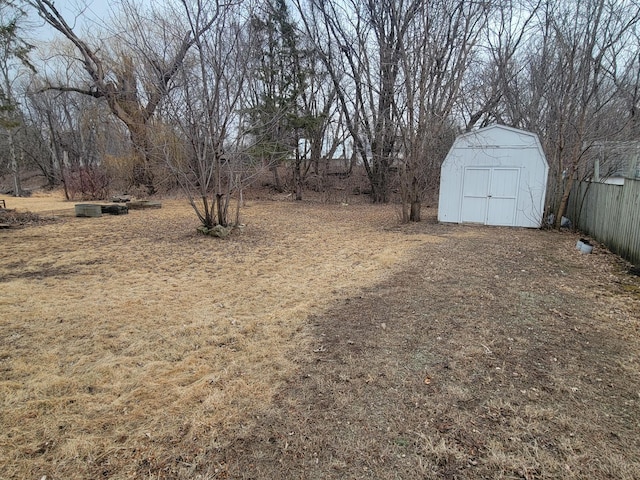 view of yard featuring a storage shed and an outdoor structure