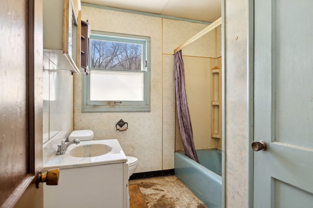 bathroom with baseboards, toilet, shower / tub combo with curtain, and vanity