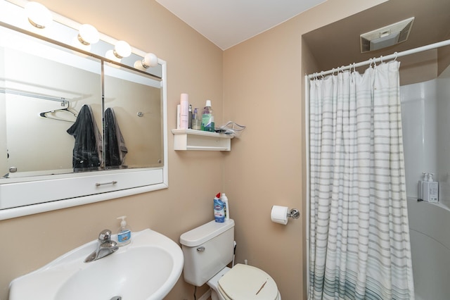 full bath featuring curtained shower, visible vents, a sink, and toilet