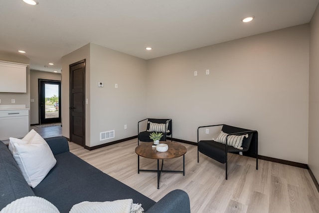 3108 Scotch Ln, Mankato, MN 56001 - living area featuring light wood finished floors, baseboards, and recessed lighting