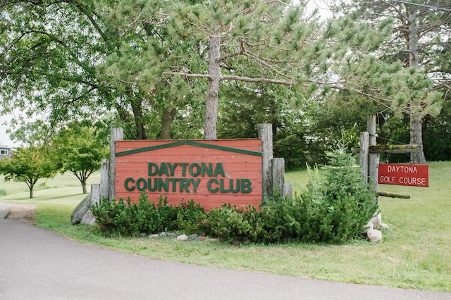 community sign featuring a lawn